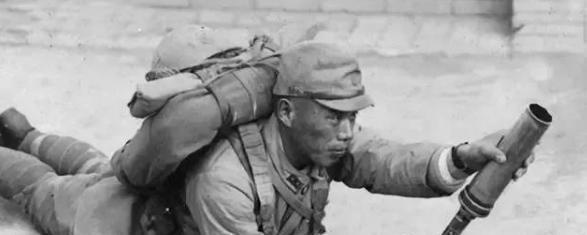 二战时日军有个大杀器叫掷弹筒，说白了就是个能随身带的超轻型迫击炮。这玩意