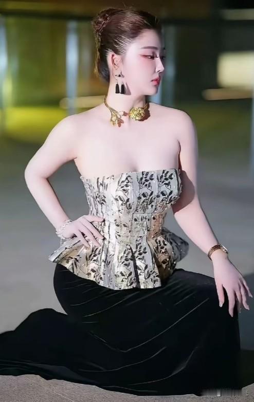 国际世界小姐中国总冠军陈蕾娜，简直是闪闪发光的存在！她身高183cm，立体精致的