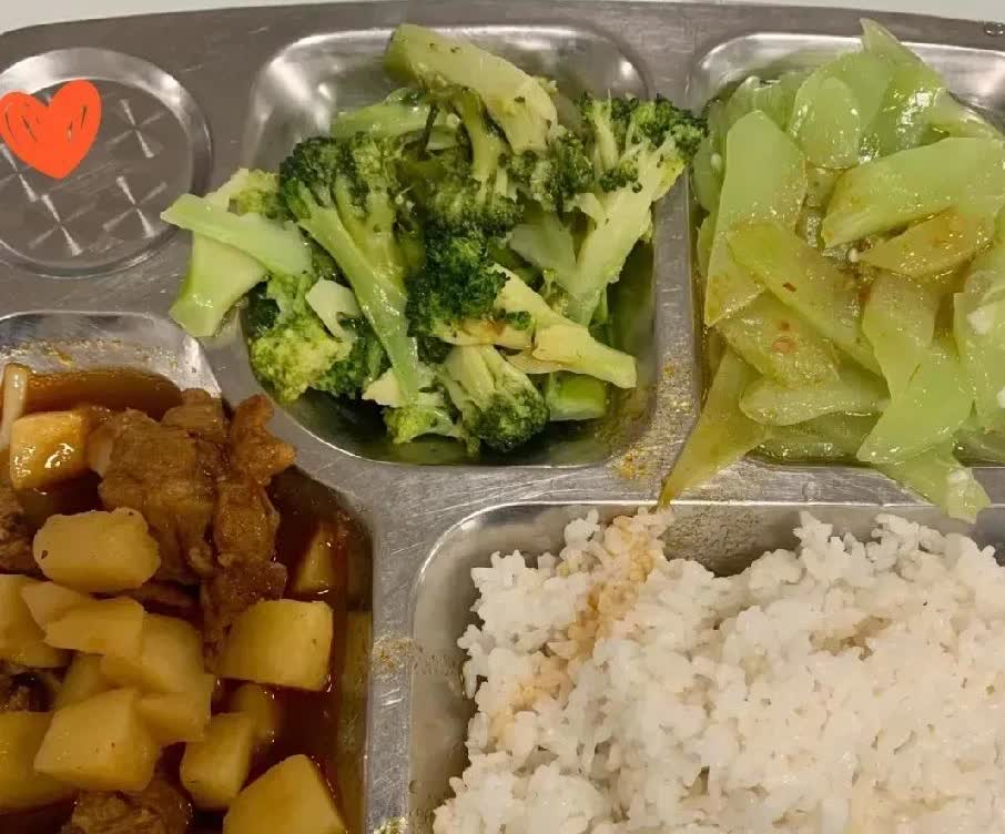 河北，一名女子去学校给女儿开家长会的时候，特地去她们的食堂看了一下，结果发现学生