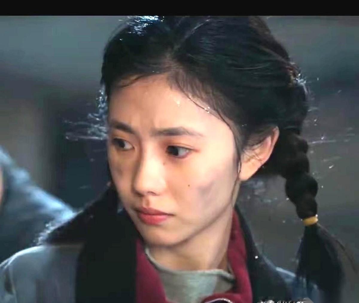 追《主角》追到第15集，一口气差点没上来。长大的易青娥一出场，白白净净一张脸，