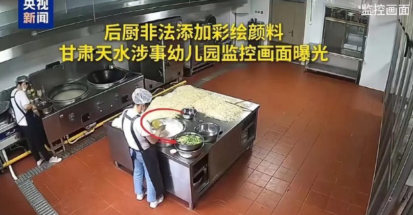 甘肃天水幼儿园我从没见过如此干净整洁后厨人员戴帽子透明口罩操作间纹丝不乱