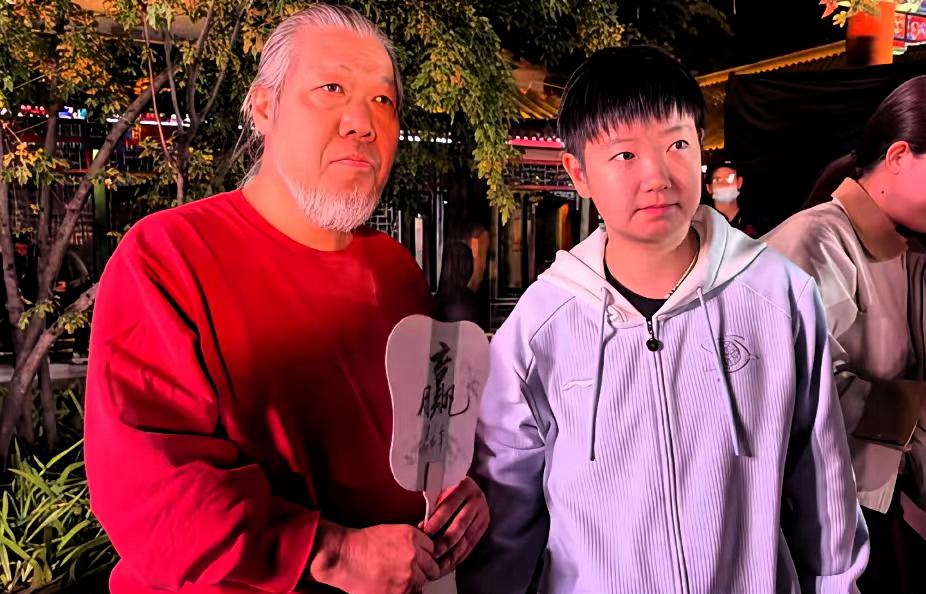 孙颖莎晚宴偶遇非遗书法庞老师，现场老师提笔赠她一个“赢”字。你们见过孙颖莎的字