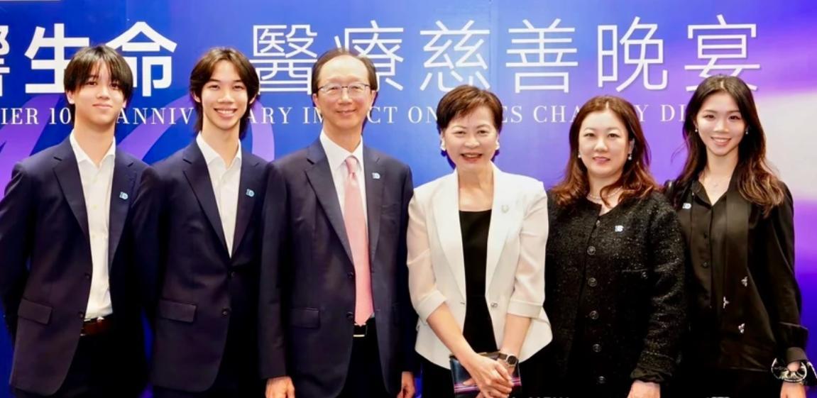 伏明霞一家五口太幸福，不愧是人生大赢家！一家人罕见同框大合影，48岁的她一脸富婆