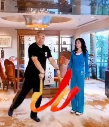 有一次，赵本山想给徒弟程野介绍个姑娘，就打电话说:橙子，快来饭局，给你介绍个人认