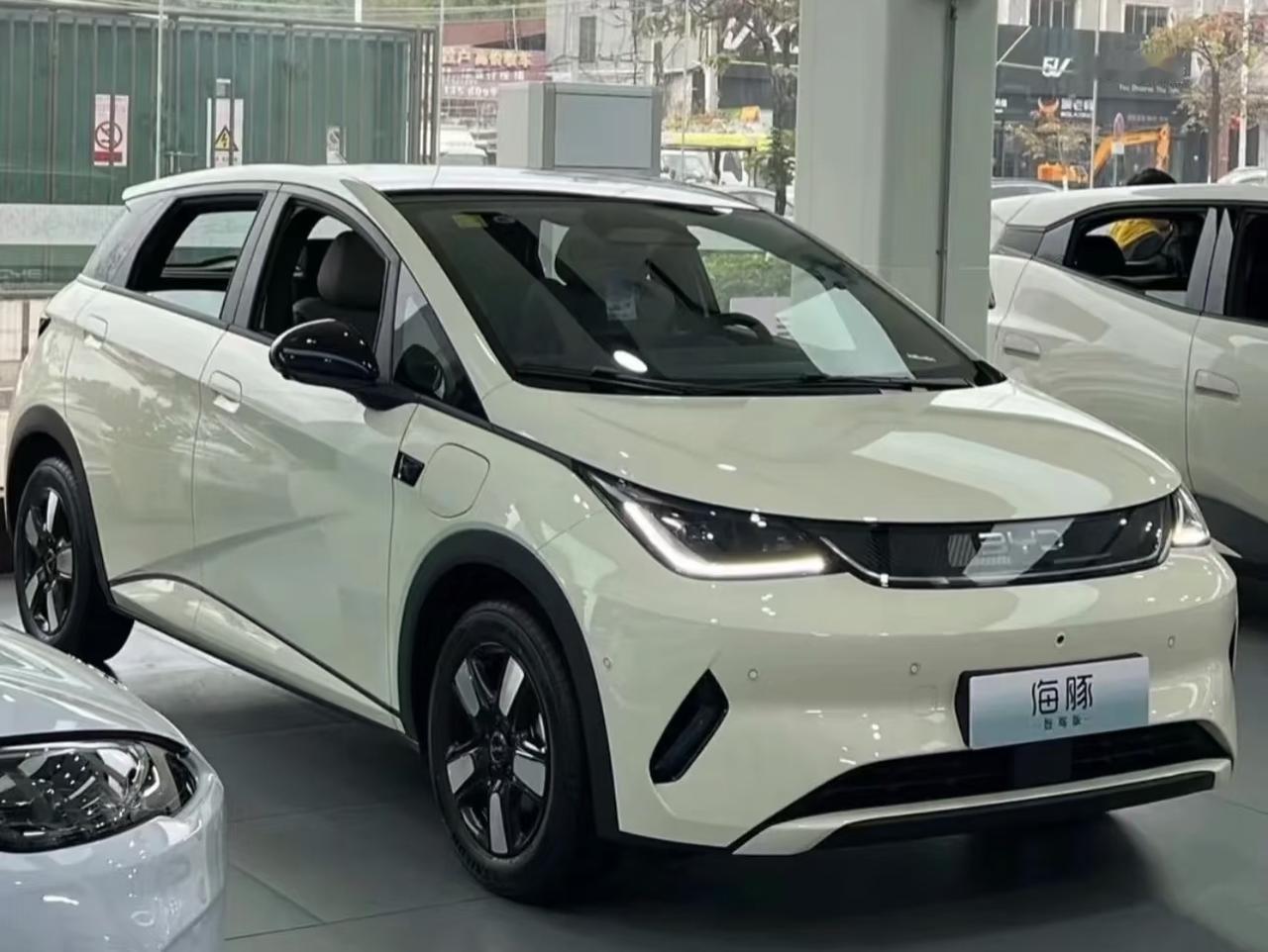 比亚迪海豚7月销量12865辆，比亚迪海豚8月销量13968辆，比亚迪海