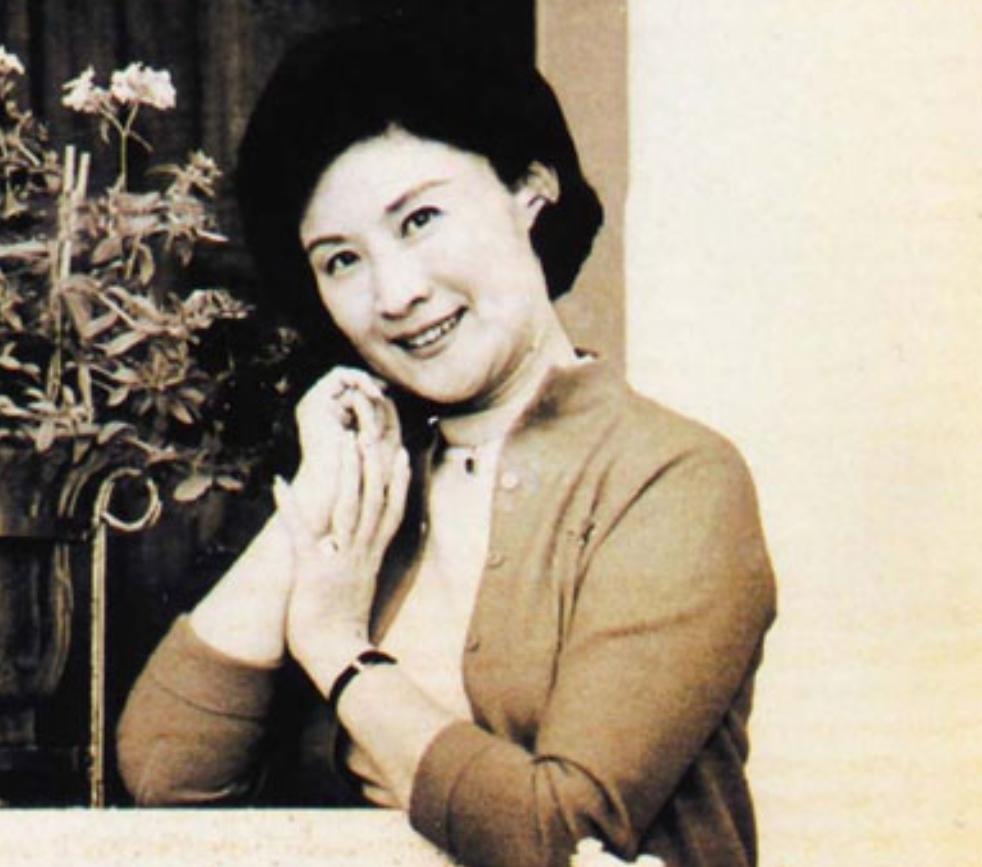 1966年，“京剧皇后”言慧珠自杀。那天，她拉着11岁的儿子，跪在丈夫俞振飞面前