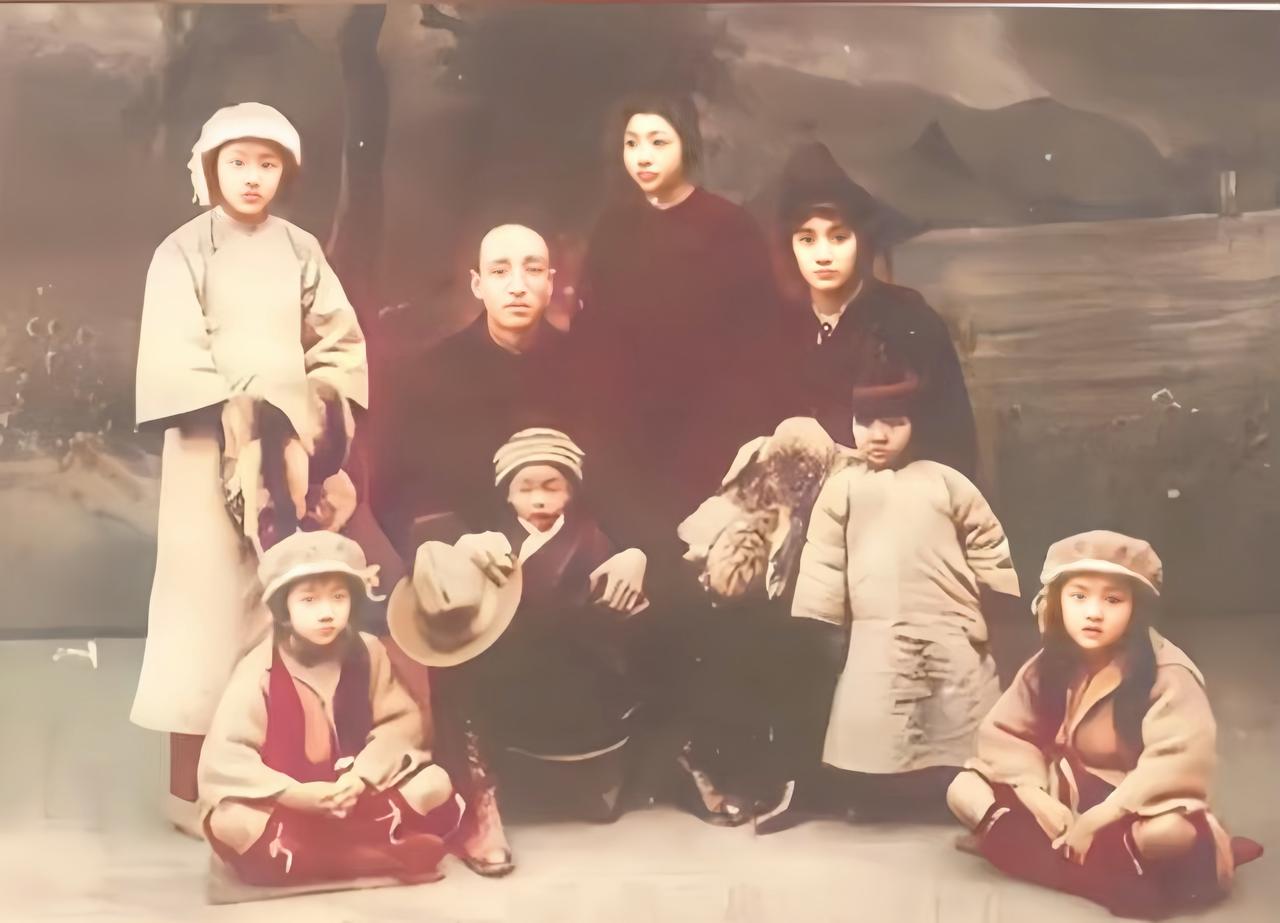 下图是董竹君离婚前拍下的最后一张全家福，当时她年28岁，已有四个女儿一个儿子。此