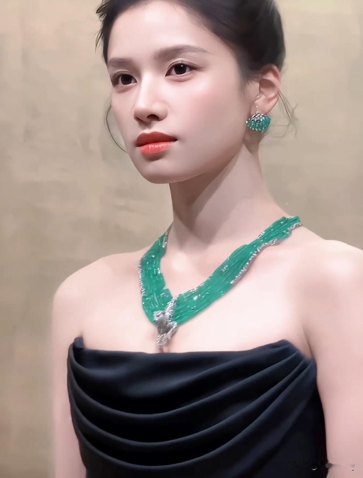 张婧仪配戴卡地亚祖母绿高珠，恕我眼拙，看着真像塑料制品，没太看出来高奢感，而且张