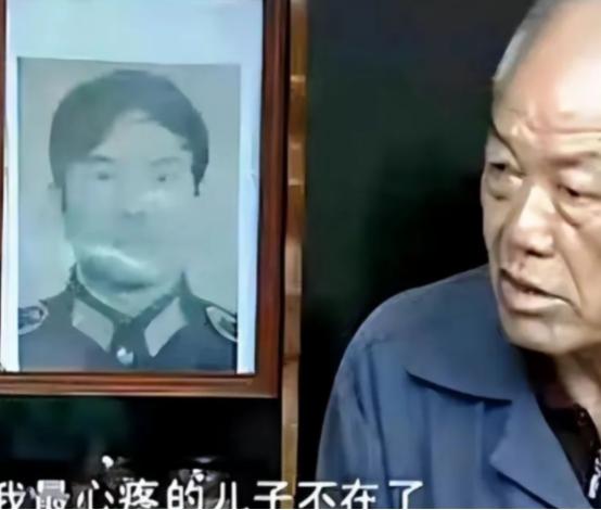 1987年，一缉毒民警，以回族老板身份打入毒贩内部，吃饭时，毒贩突然夹起一块猪肉
