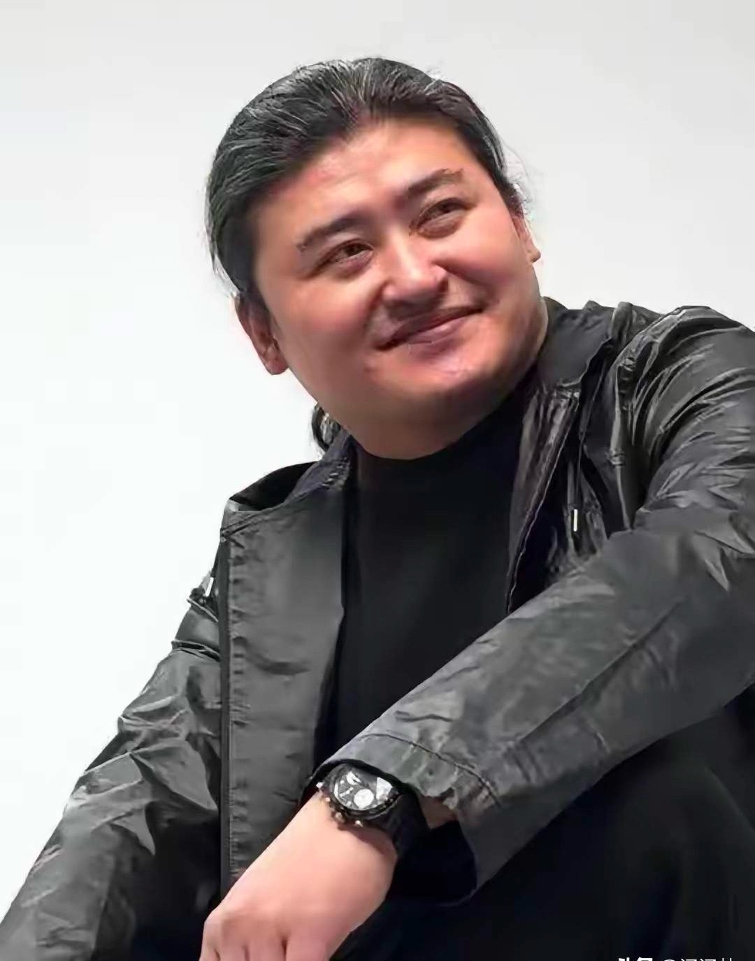 我问了我学医的朋友，为什么刘欢才63岁，会这么严重。没想到朋友叹了一口气说，股骨头坏死这个病，看着不