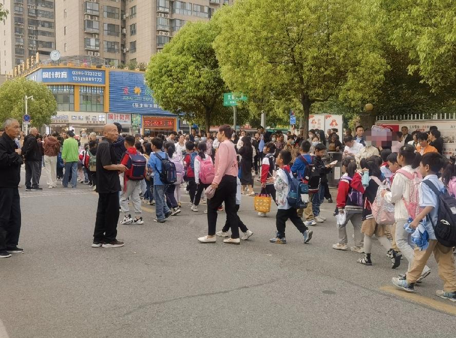 小学建议不让老人接送孩子？家长们炸锅了！广州南沙有小学发通知，建议“尽量不要
