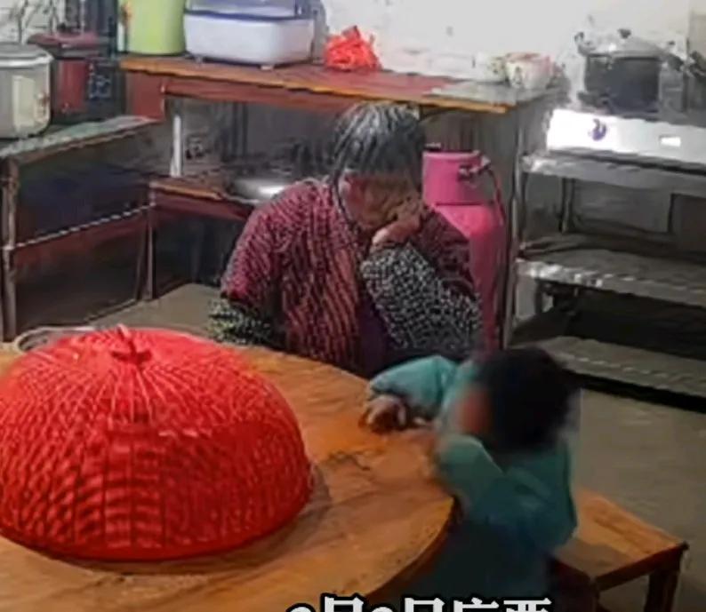 孩子在餐桌上睡着摔下桌，奶奶在旁边看着无动于衷。也不起身，也不去扶孩子，孩子