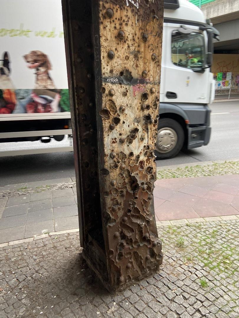 柏林一些建筑上还留着二战时的弹孔，有人从夜店出来迷迷糊糊还能认出来。想象一下，几