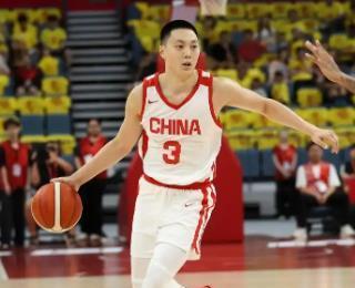 胡明轩国家队主力位置还能保持多久？三场热身赛胡明轩化身“胡铁”，三场比赛运动战合