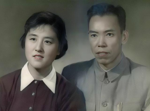 1949年，梁兴初的新婚妻子任桂兰怀孕闹口，想吃香蕉，却没有钱买，身上的那块银元