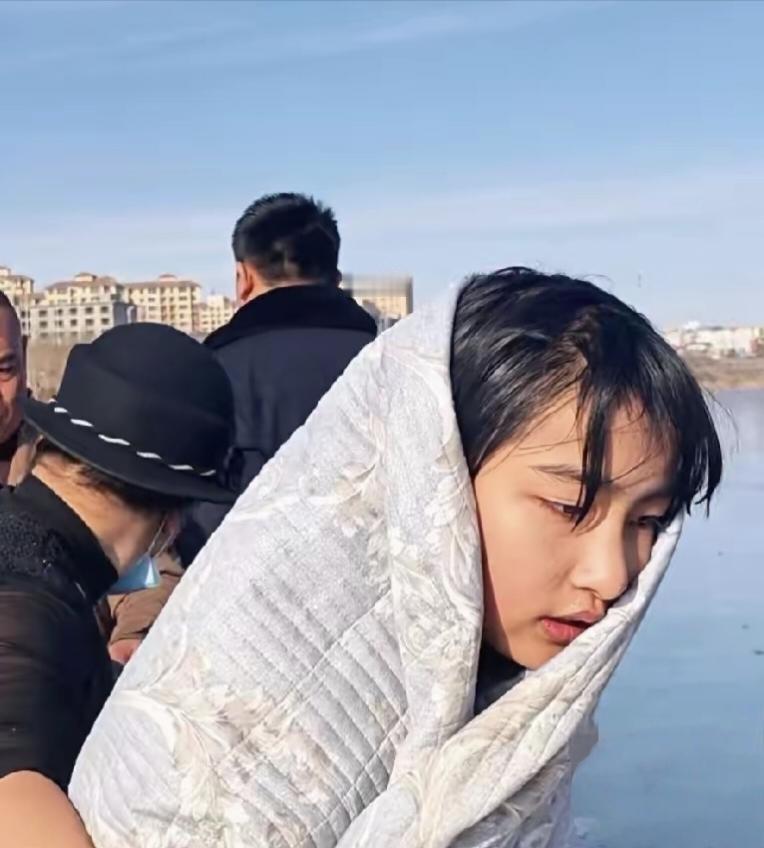 宁夏同心县这13岁的初一姑娘李佳婷，简直是现实版“小女侠”！前几天她路过冰面，瞅