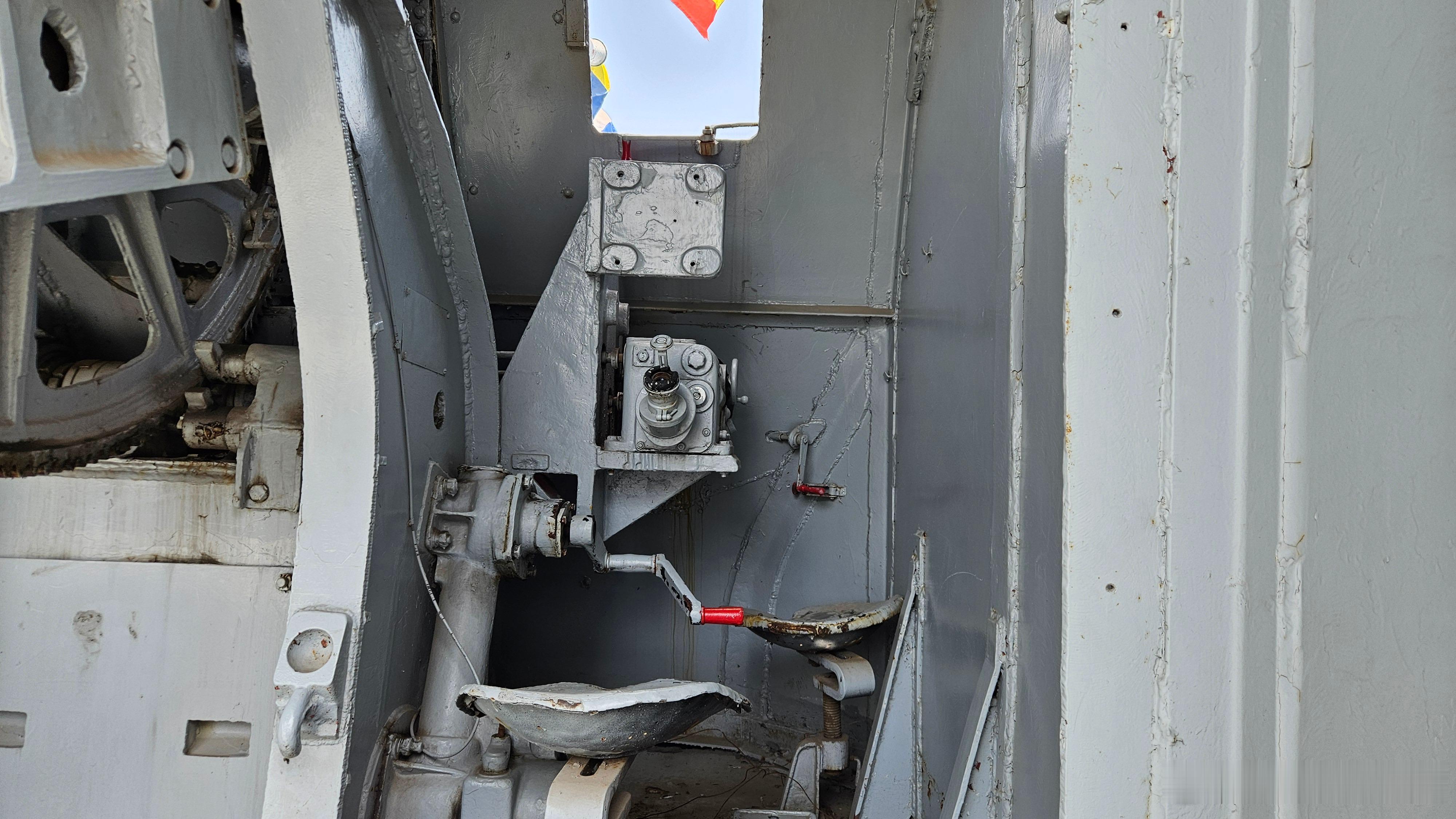 中外舰闻国产的053H1型护卫舰采用两门苏制B34型100毫米舰炮作为主炮（国