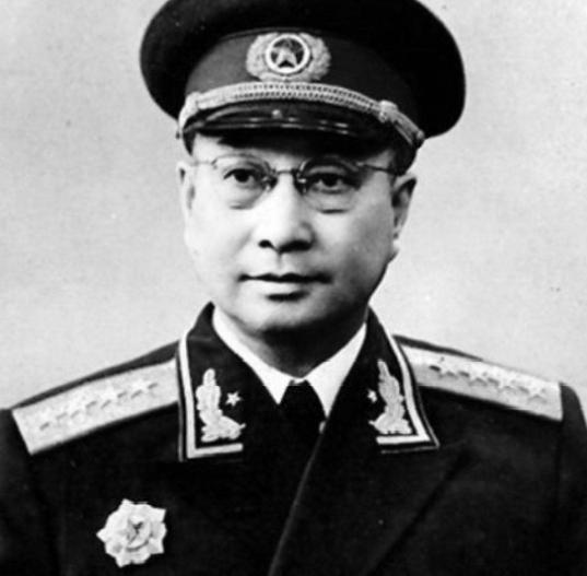 1952年夏，志愿军代司令陈赓回国，赶往丰泽园向毛主席汇报工作。恰好，毛主席正在