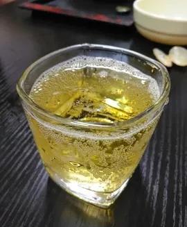 上午去超市买菜，里脊肉19元一斤，红薯叶3元两把，都还算正常吧，最后拿啤酒的时候