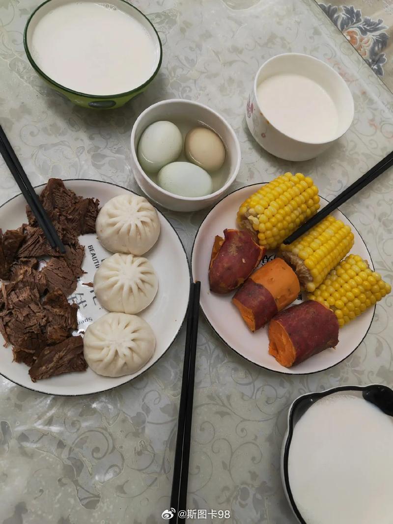 一定要吃早餐！经过一夜空腹消耗，身体亟需能量补给，不吃早餐易导致血糖偏低、注意力