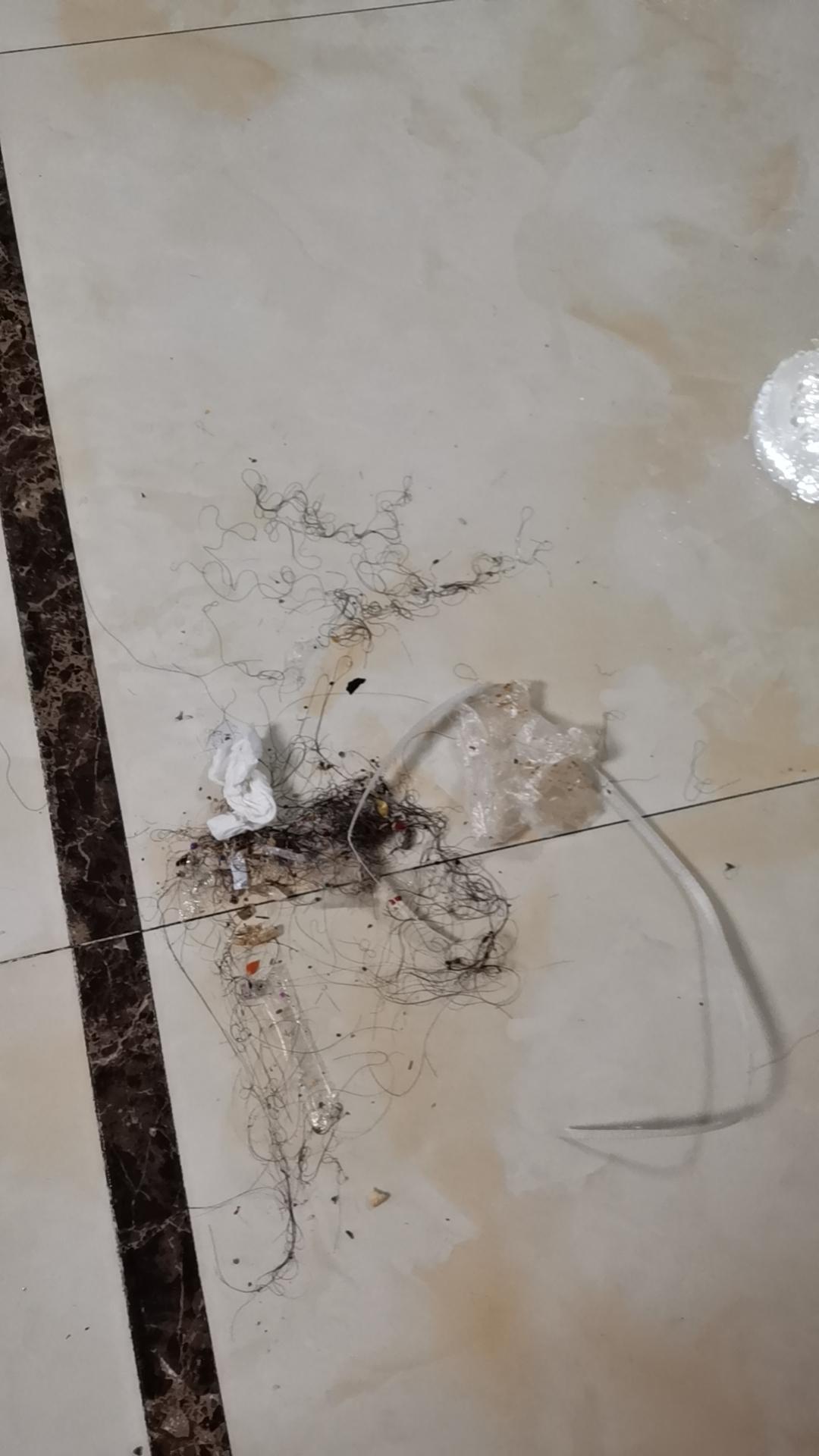 今天下班，天已全黑，新修的马路还没有安装路灯，路上黑漆漆的，我迎着北风骑行，火急