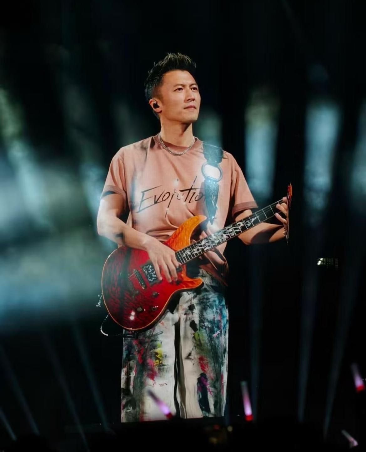 王菲怕是要被谢霆锋演唱会这出“好戏”整懵！不是复合传闻，也不是感情风波，而是