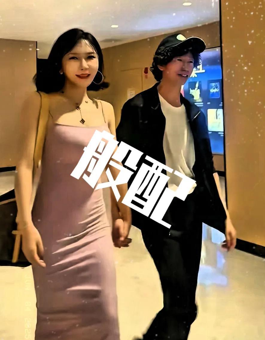 庞麦郎这是要恋爱了吗这位丰韵的女士不正是在庞麦郎演唱会上伴舞的那位吗查了