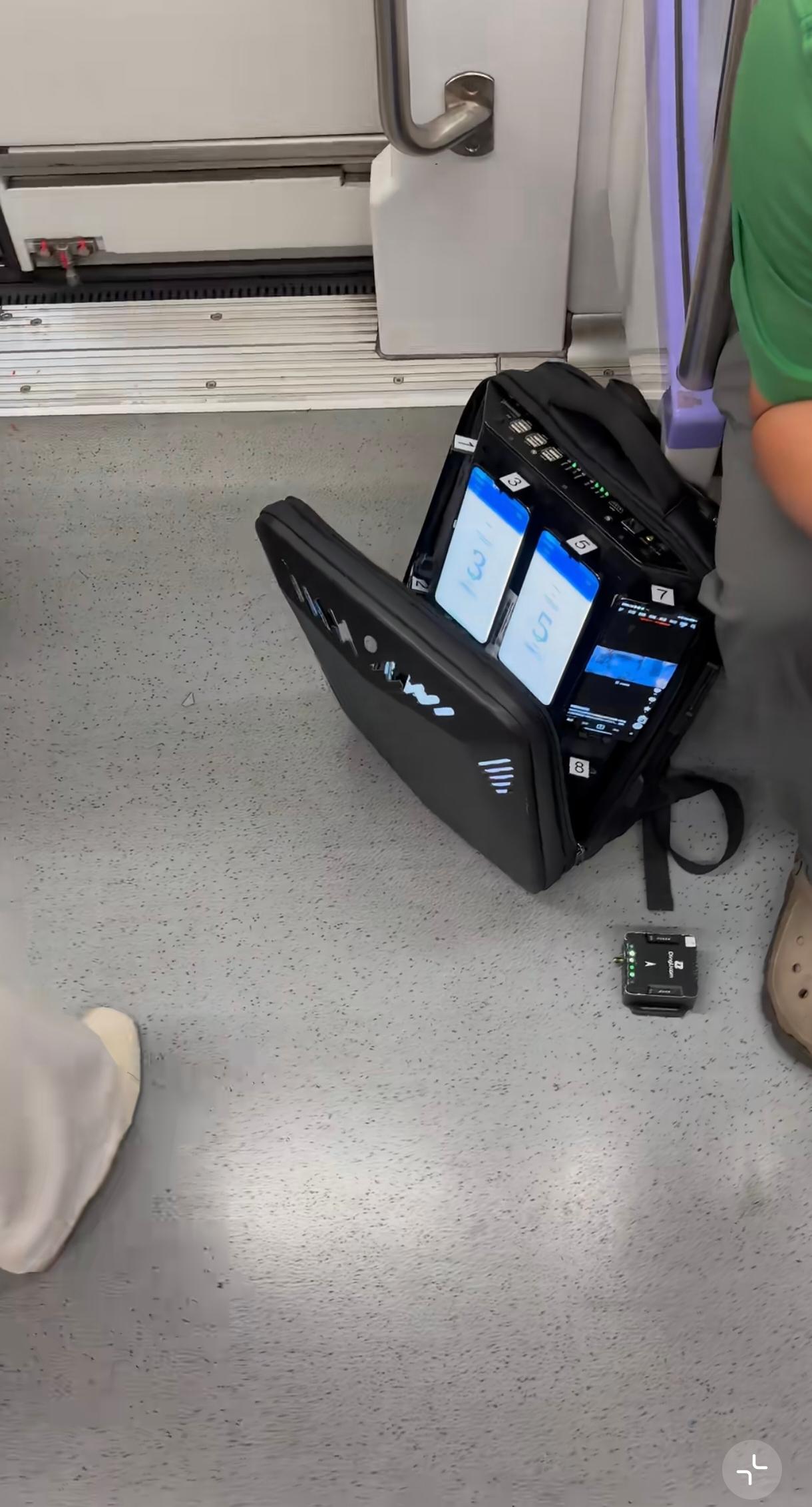 高铁见过，地铁这是第一次见，大概率是测地铁网络的运营商工作人员。他可以过得了安检