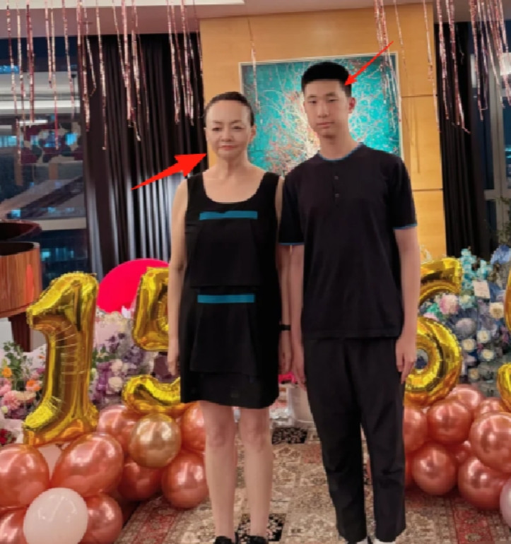 宋丹丹又刷屏了！8月29日，她跟干儿子林大竣同天生日一起庆生，本来挺温馨的事，结