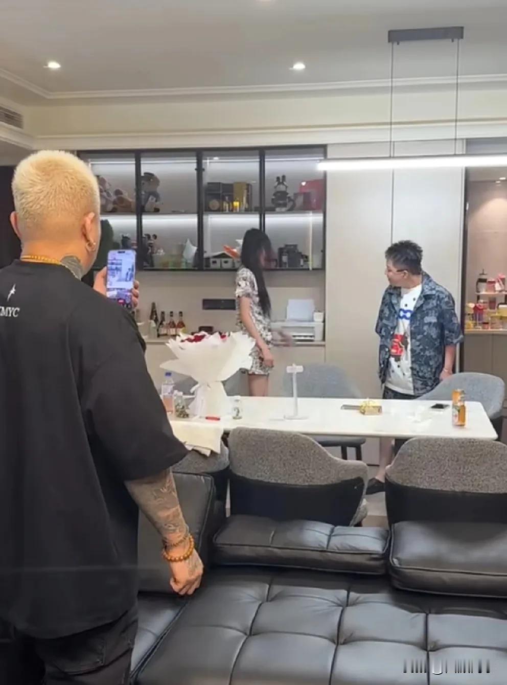王小国、女友嘶吼动手争吵闹分手，f/z尴尬关播！ f/