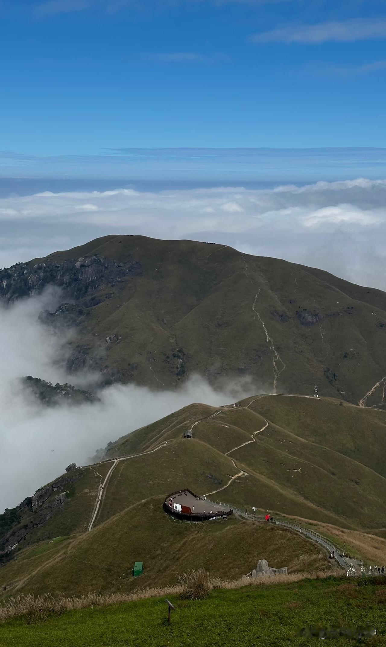 武功山,堪称近年来国内景区营销领域的“现象级”成功典范。在我的印象里,几年前它尚