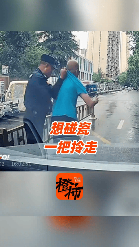 笑不活了，山东，一位大爷停在一辆汽车面前，刚准备倒下去碰瓷，没想到被附近的保安看