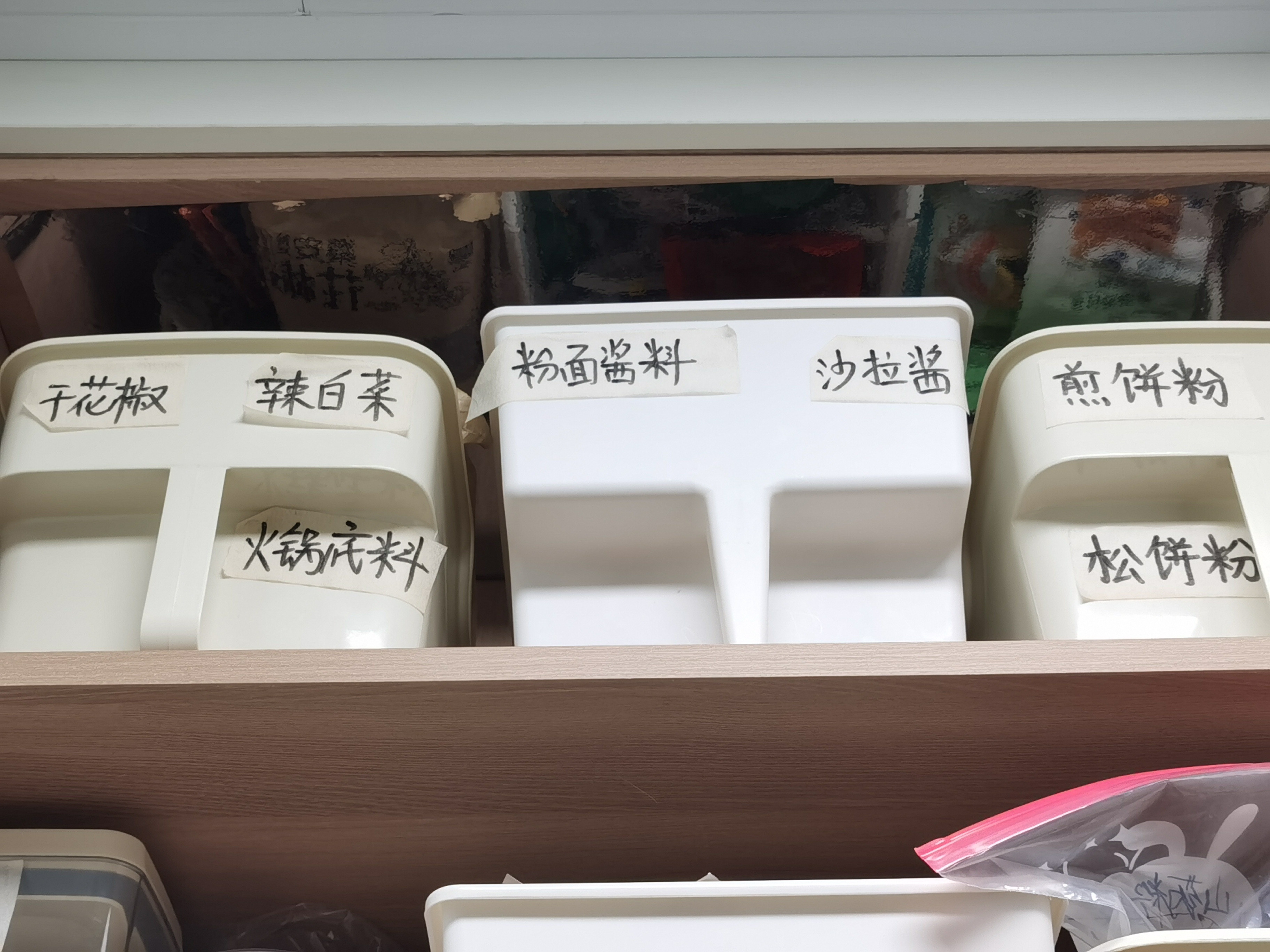 先来分享一下吊柜上方如何可视化贴一个软镜子膜加标签配合，真的绝配😎