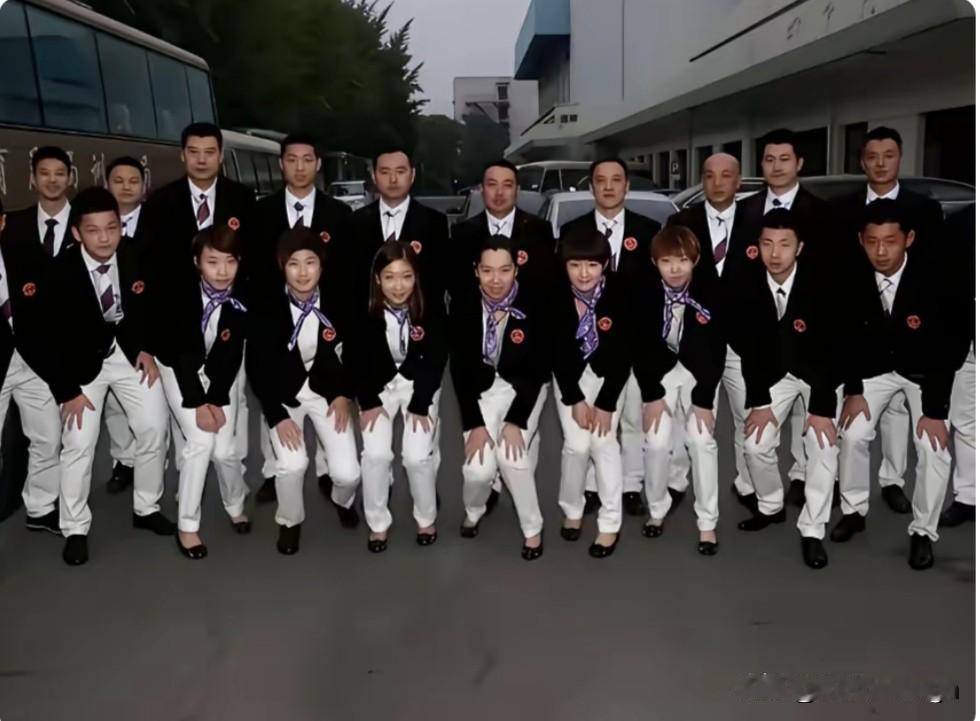 看到这张老照片，真是感慨啊！那时候的小胖还是少年，一脸稚气，虽然个头不算最高