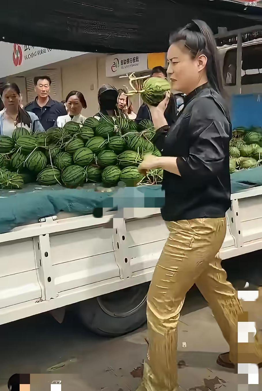 中午买的西瓜不熟，女子返回摊位要求退款。老板要其证明西瓜确系在自家所购，女子出示