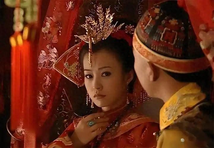 皇贵妃只比皇后低一级，但妻妾名分不同，待遇自然也是天差地别遇上国家大典，能跟皇帝