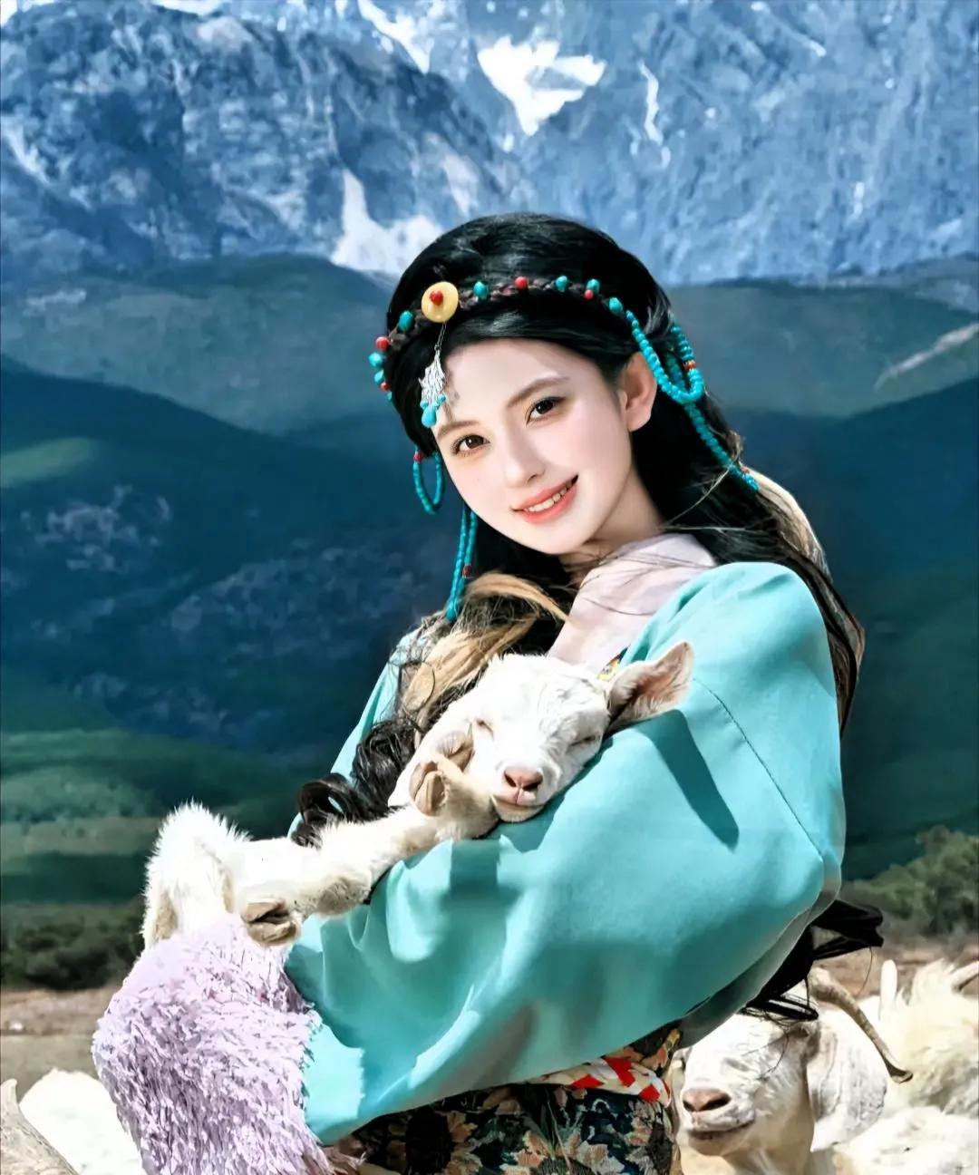 草原养育牧人欢，四季三春奶酒甜。马壮牛肥羊若玉，………………[鼓掌][万柿