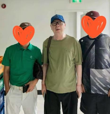 冯小刚去韩国济州岛旅游了，去避暑，海岛气温，比国内北京舒服多了，只是冯小刚一个人