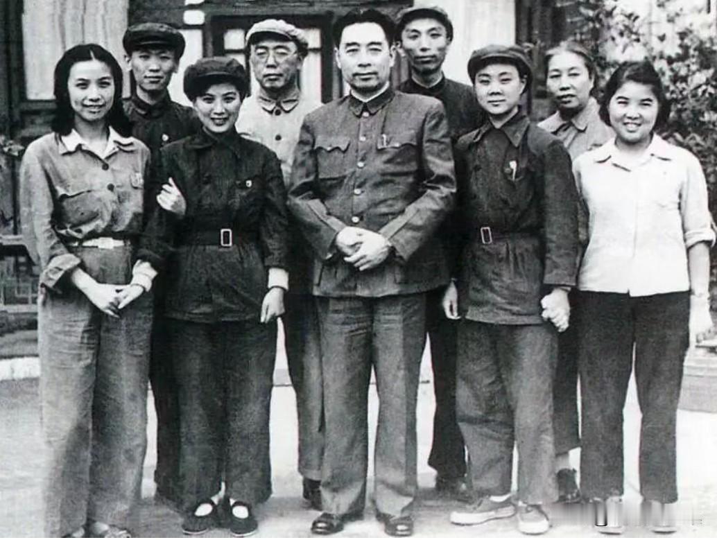 1950年，周恩来总理会见范瑞娟（右三）、傅全香（左三）和其他上海戏剧演员。范瑞