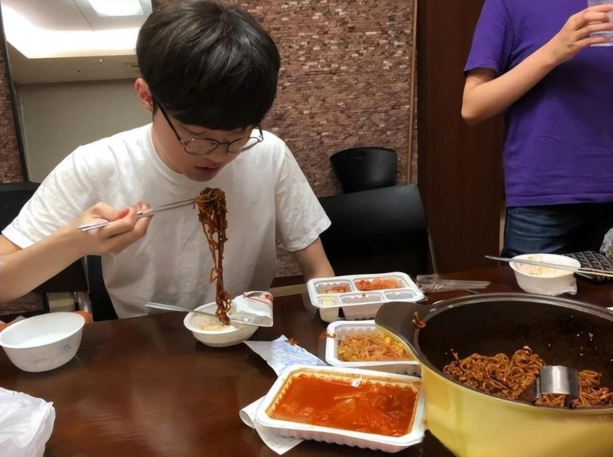 韩国人嘲笑端碗吃饭是“乞丐行为”？起因是：一个老外在Quora上问，中国人吃饭为