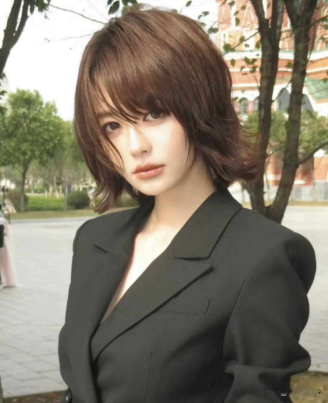 这是黄晓明旗下新签的艺人，眼睛超大，混血感十足，很多网友说她像杨颖和小燕子，也有