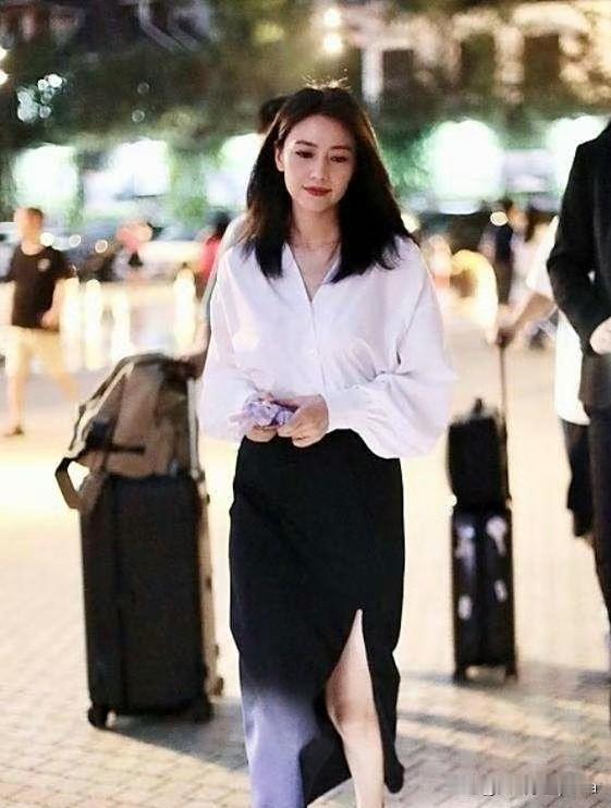 救命啊，高圆圆这状态是吃了防腐剂吗？！45岁换过肩发直接美回30出头，这发量这