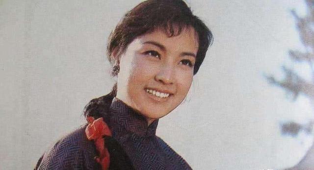 1983年刘晓庆第一次去香港，由于没有出场的衣服，她就去香港的女人街淘。当时所