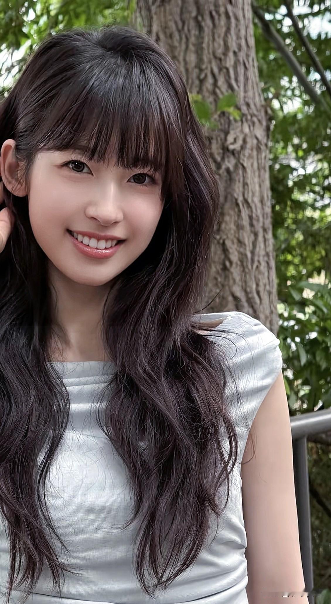 绿树阴中笑语频，芳草萋萋映美人。今日分享随手拍照片高颜值随手拍今日分享随