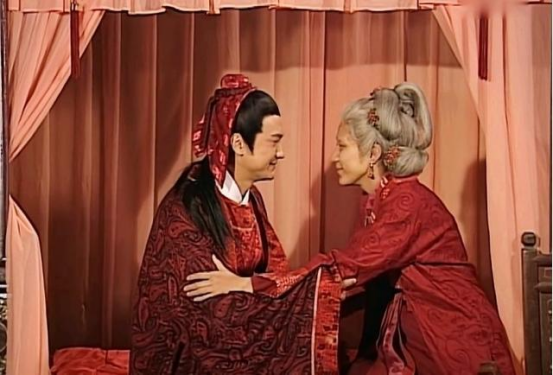 皇帝为羞辱宰相，将50岁奶妈嫁给他做新娘，结婚当夜他激动得大呼万岁，同僚都对他嘲