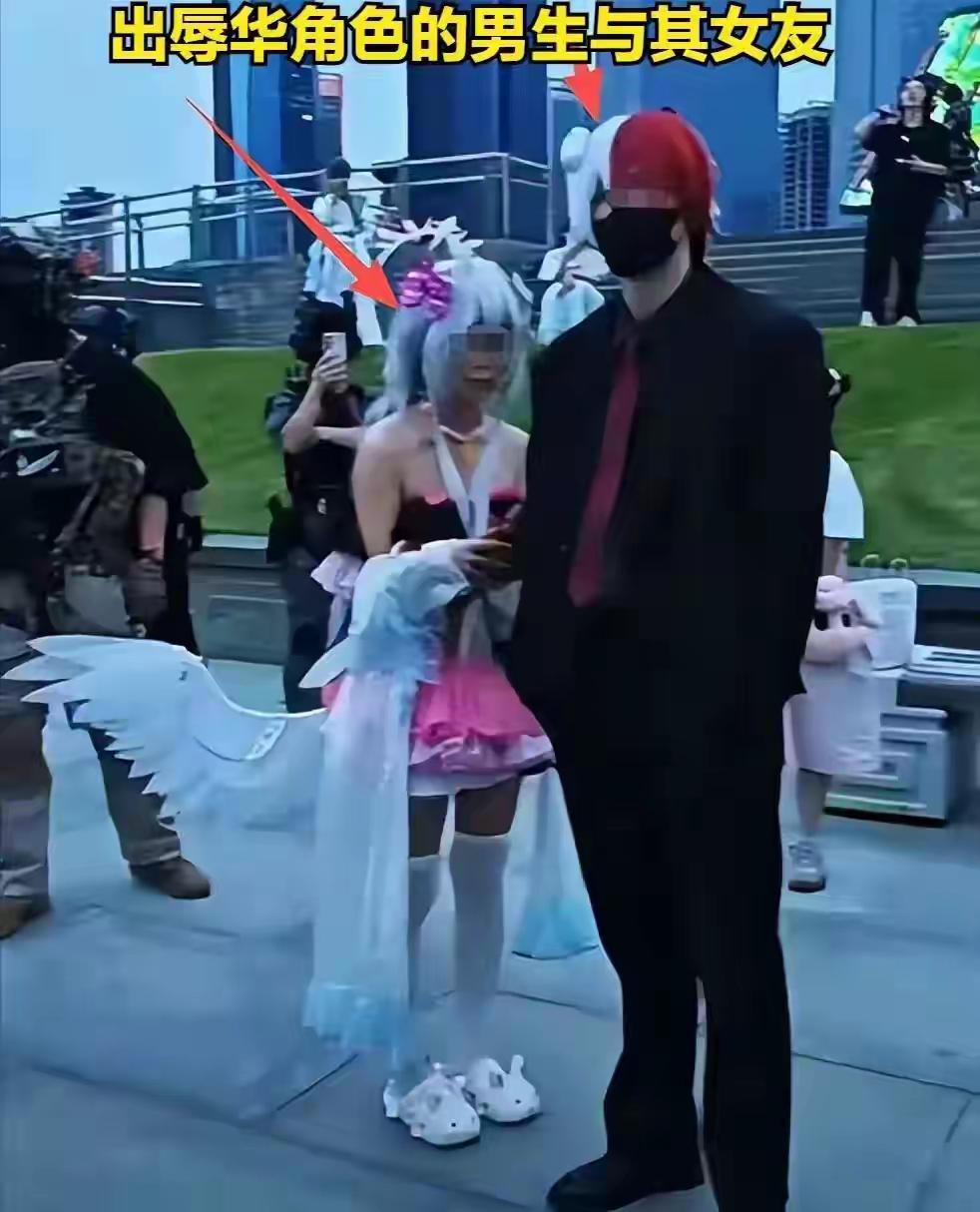 漫展男扮辱华角色，女友被扒更离谱：装日还蹭热度这底线谁碰谁凉国庆假期的热闹劲