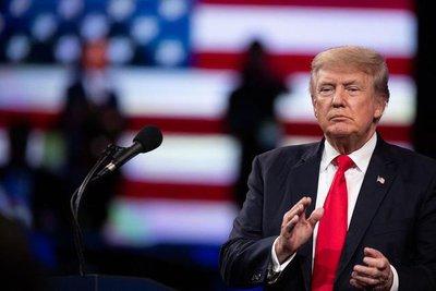 特朗普这回玩的确实绝，甚至可以说是开创了美国政治史上的一个“奇观”：一位现任总统