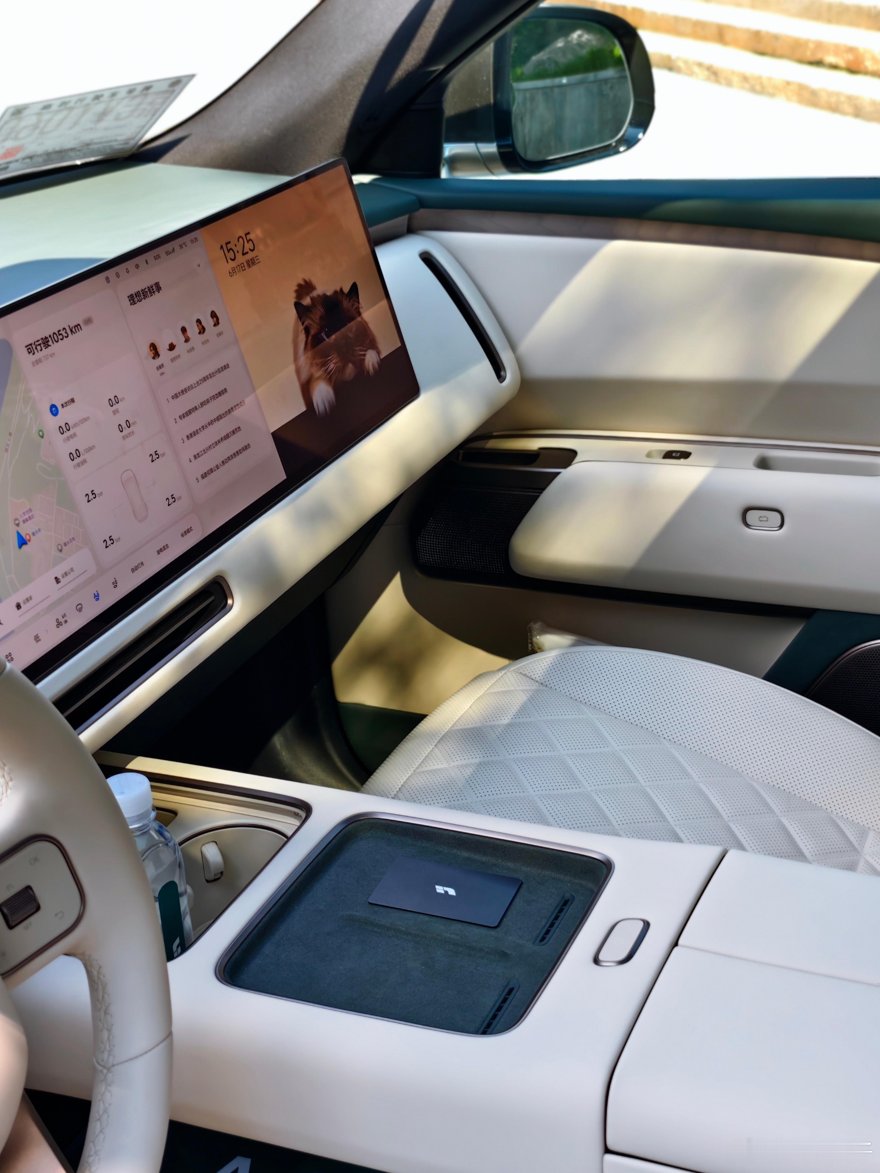 全新理想L8这个内饰，怎么感觉比L9的还要好点呢？而且这还是普通版，不是更贵的l