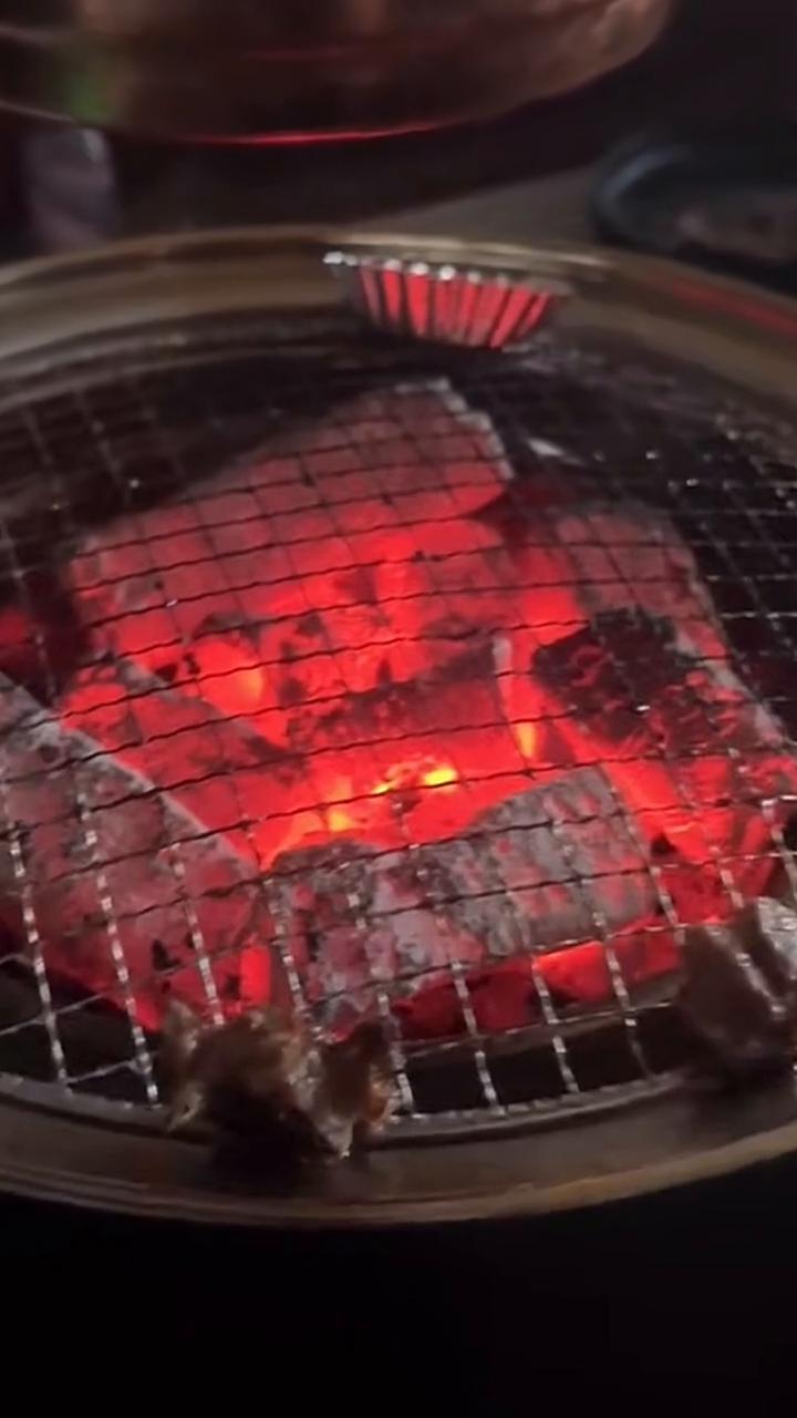 重庆顶流商场突然停电。昨晚重庆顶流商场突然停电，商场内部瞬间漆黑一片。原本凉爽