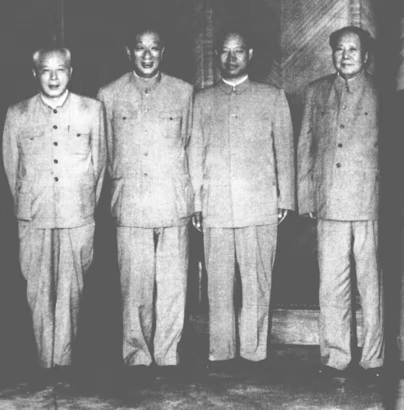 毛主席站到最右边，其他三人也是大人物，你知道他们都是谁吗？